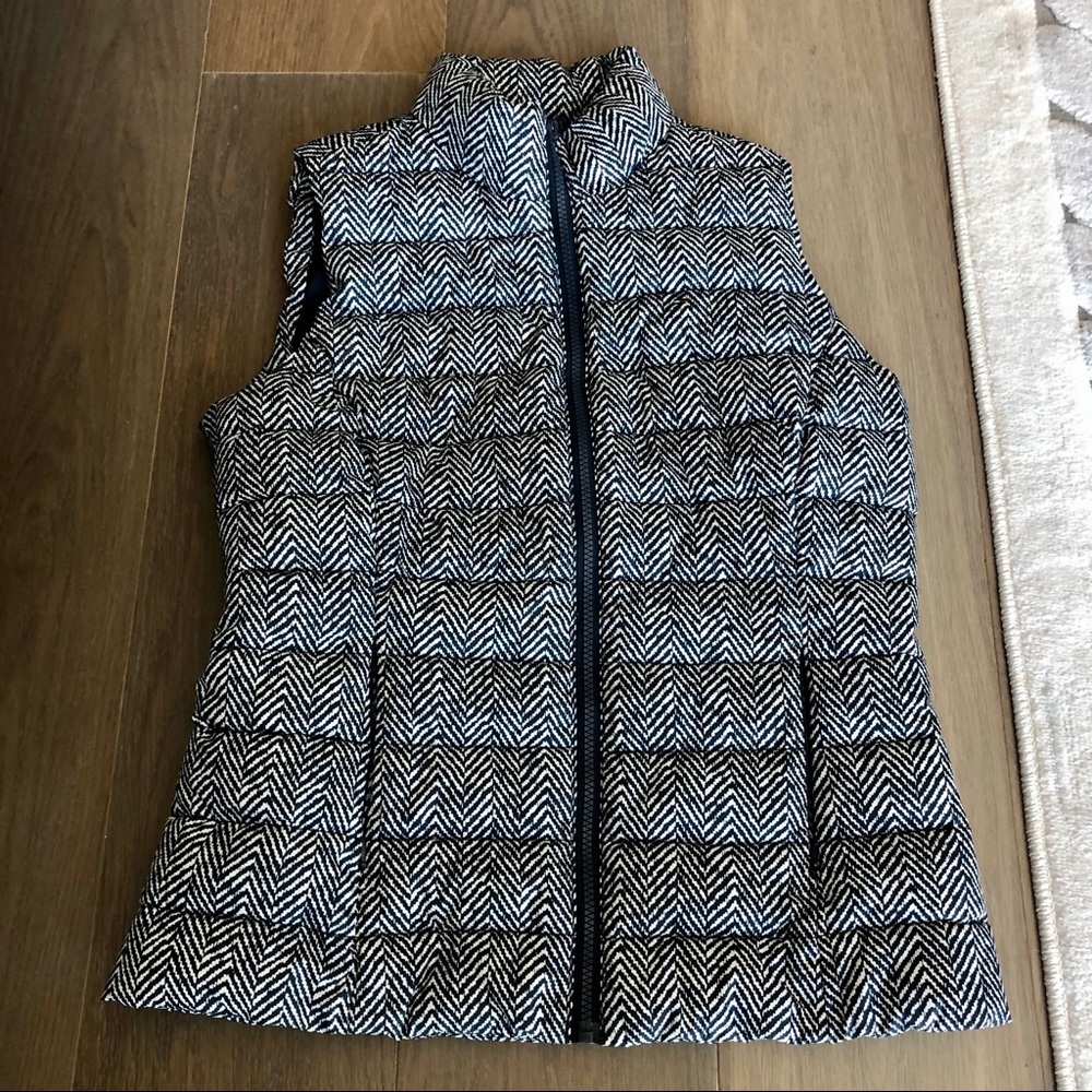 Tommy Hilfiger blue white puffer chevron vest size small cozy chic essentials